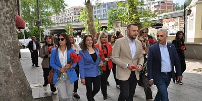 Anneler Günü’nde Anlamlı Etkinlik: Vatandaşlara Karanfil Dağıtıldı